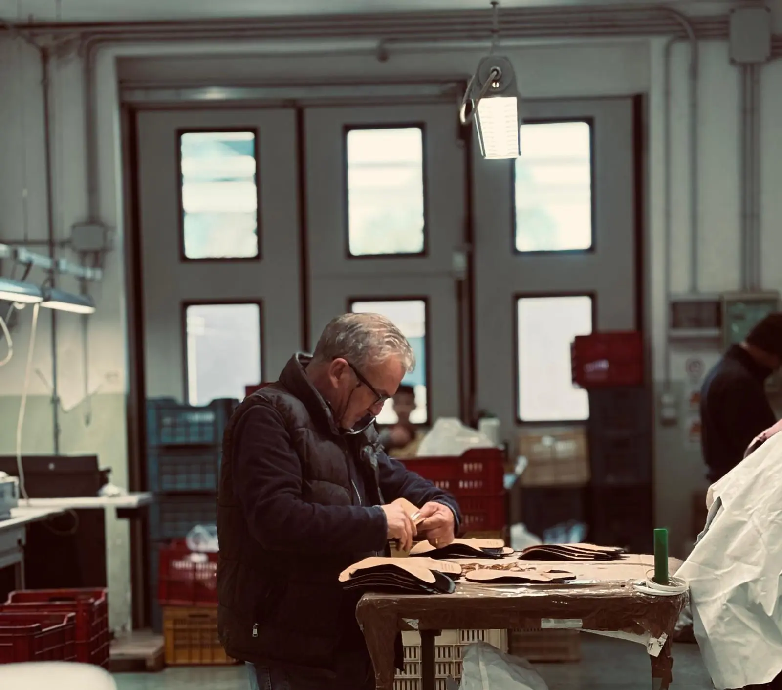 Lavorazione artigianale di borse e accessori in atelier